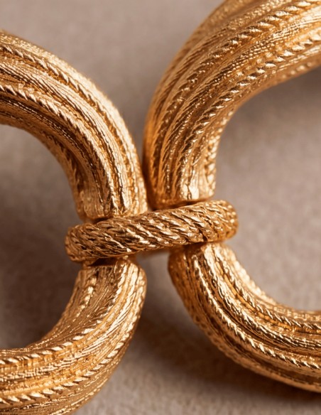 Choker dorado grande: el accesorio perfecto para elevar cualquier estilismo