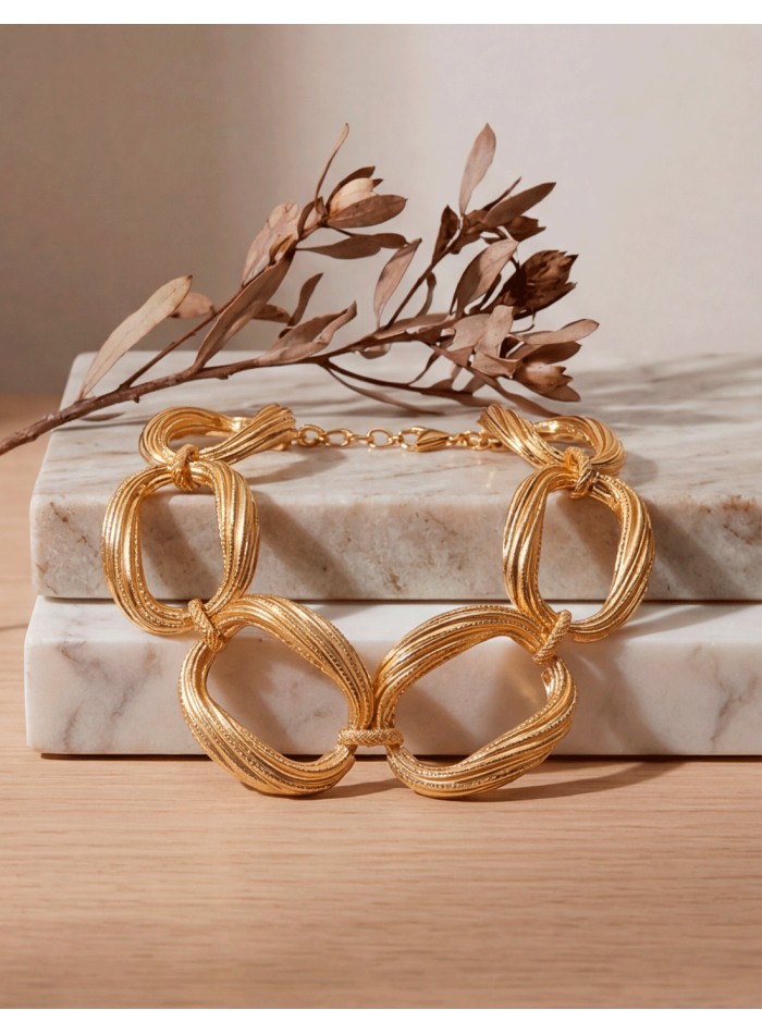 Choker dorado grande: el accesorio perfecto para elevar cualquier estilismo