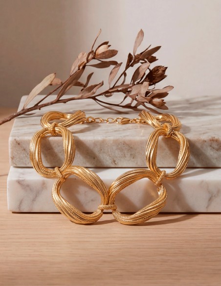 Large gold choker with links for guests