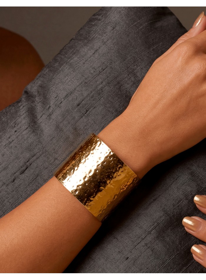 Wide bracelet in yellow gold for guests