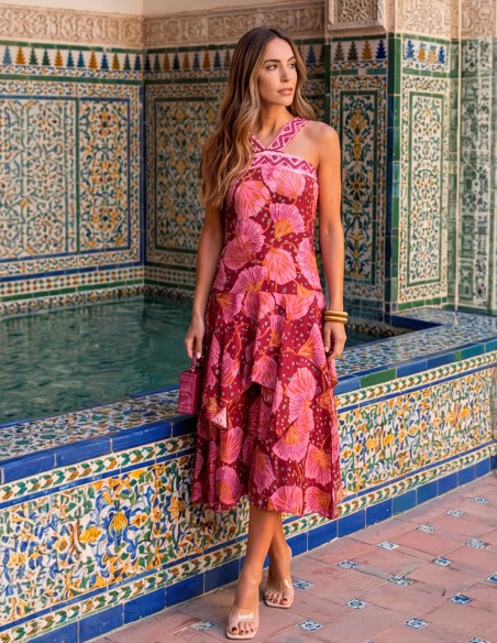Vestido midi halter estampado en tonos rosas, granates y naranjas con volante