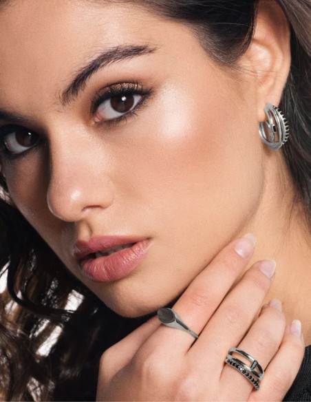 Bague en argent avec pierres semi-précieuses noires