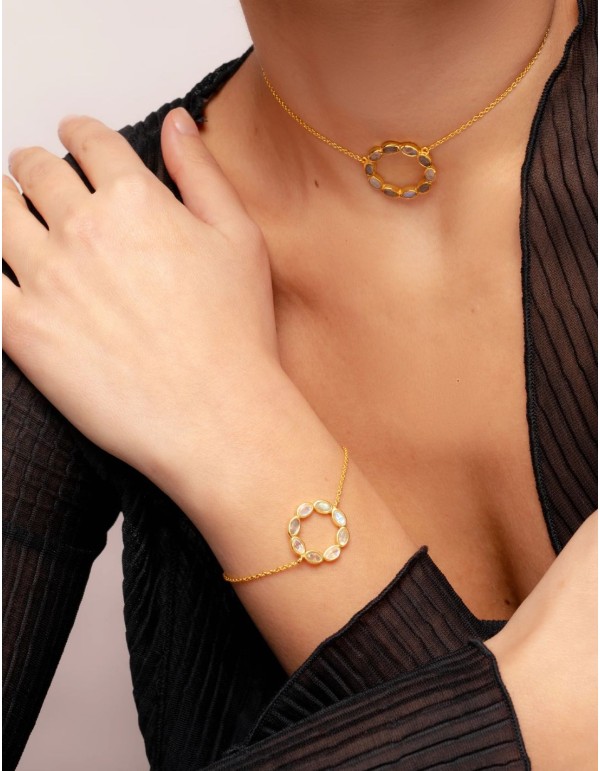 Pulsera dorada con círculo con piedras