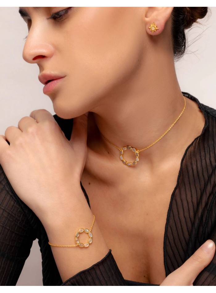 Pulsera dorada con círculo con piedras