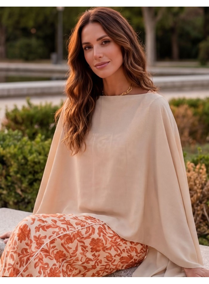 Capa de gasa beige para invitada