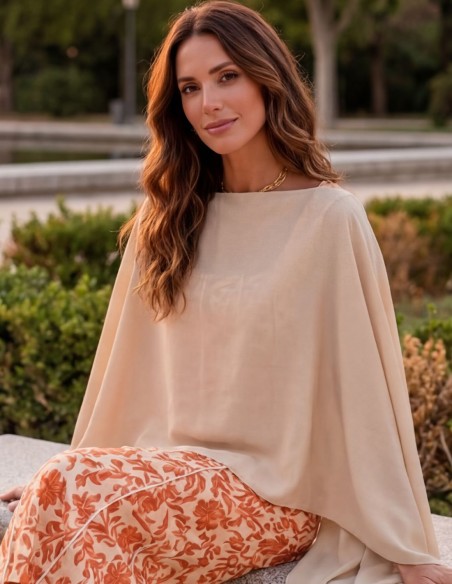 Capa de gasa beige para invitada