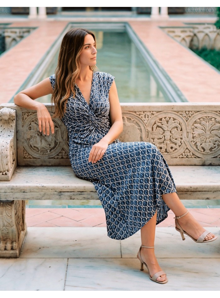 Robe midi bleue avec décolleté en V et détails froncés pour les invitées