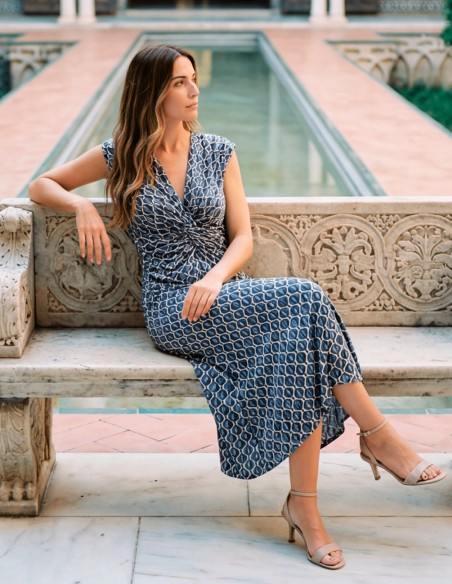 Vestido midi estampado azul con escote en pico y fruncido frontal