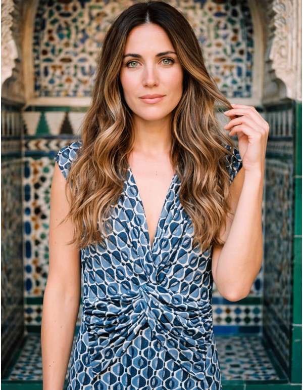 Vestido midi azul con escote en pico y detalle fruncido para invitadas 2