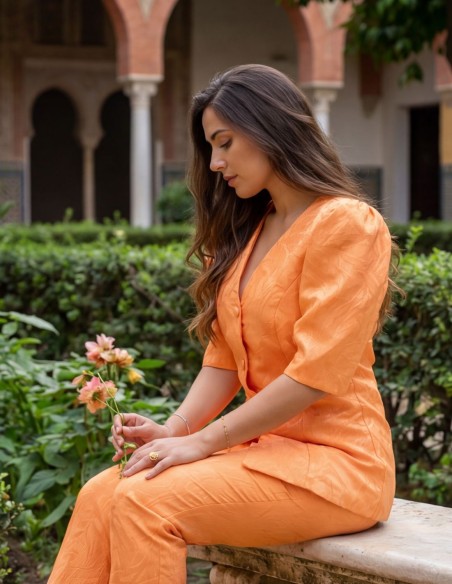 Conjunto de dos piezas de top y pantalón en color mandarina para invitada
