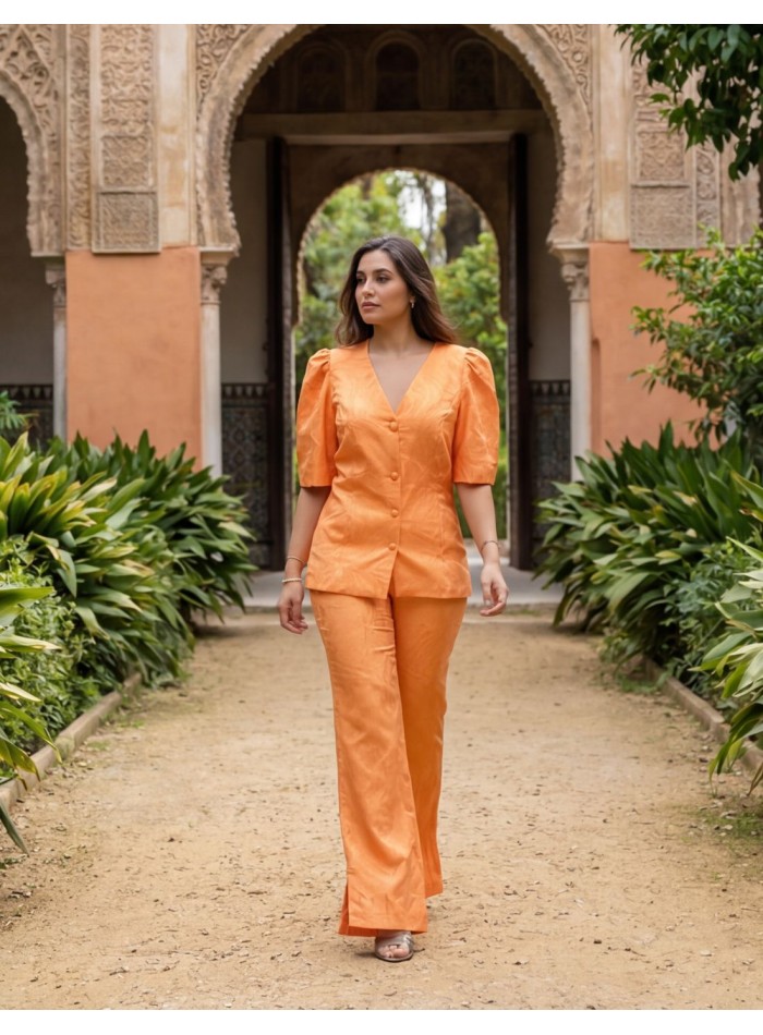 Conjunto de dos piezas en color mandarina para invitada