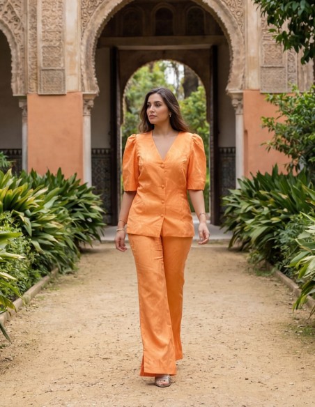 Conjunto de dos piezas en color mandarina para invitada
