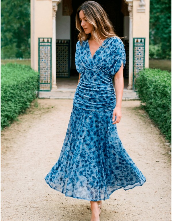 Vestido midi estampado azul con escote halter y cintura drapeada