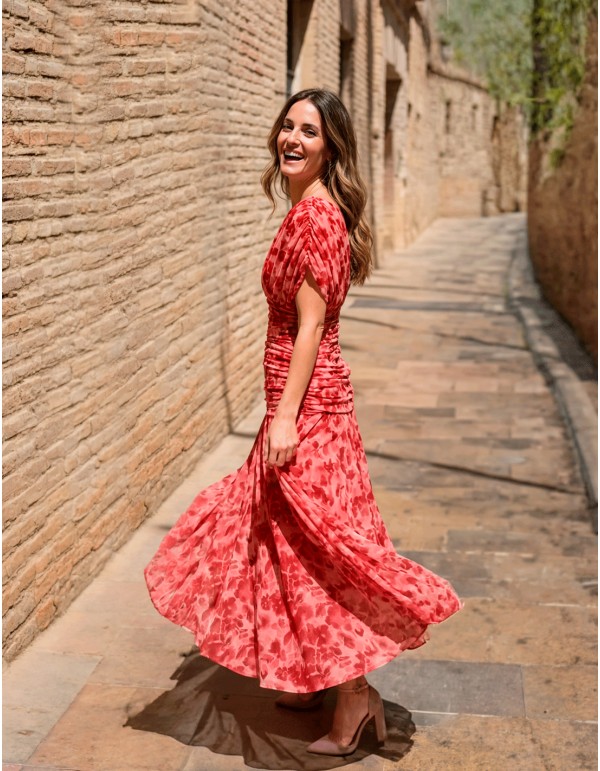 Vestido midi estampado rosa con escote en pico y cintura drapeada 2