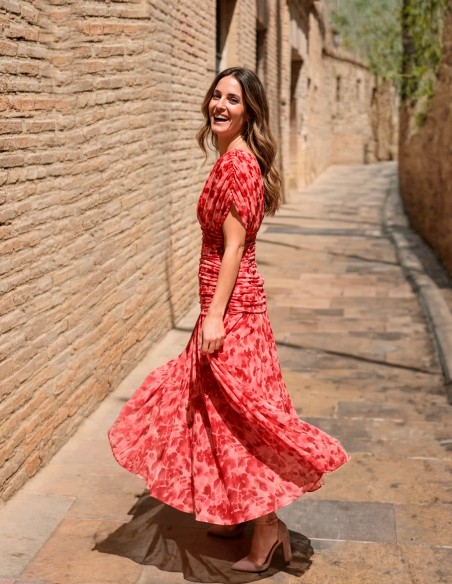 Vestido midi estampado rosa con escote en pico y cintura drapeada