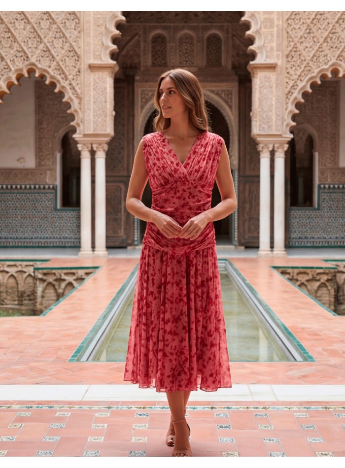 Vestido midi estampado rosa con escote en pico para invitadas elegantes