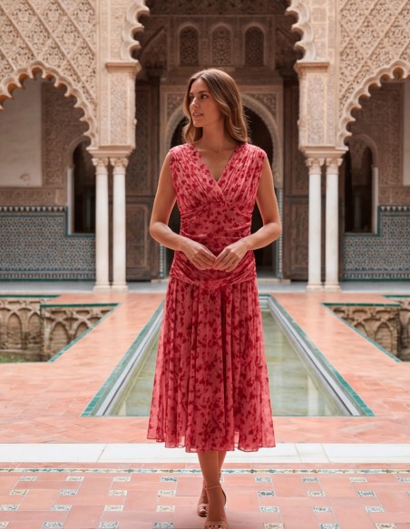 Robe midi imprimée rose avec décolleté en V pour les invités élégants