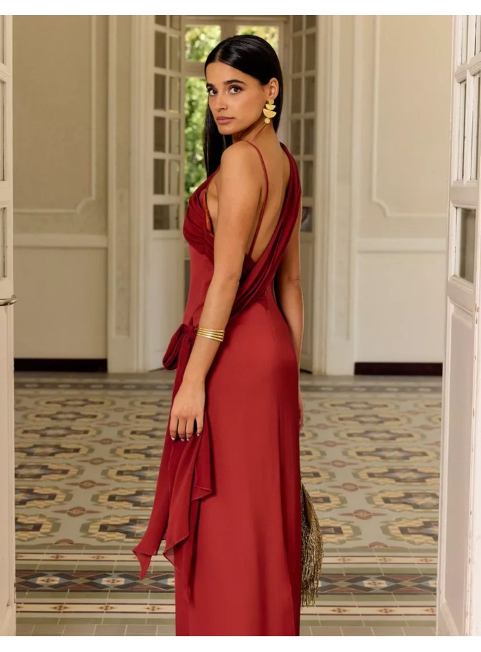 Vestido largo terracota con drapeado de gasa