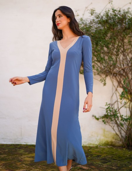 Robe midi bleue avec détails blancs et décolleté en V pour l'invitée