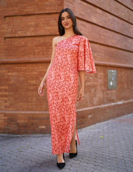 Vestido midi coral estampado con escote asimétrico para invitada