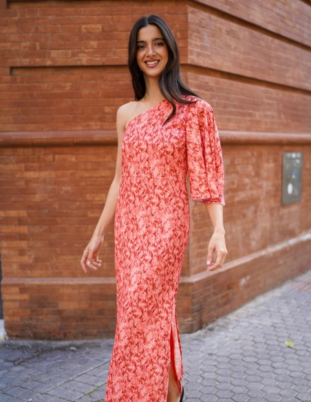 Vestido midi coral estampado con escote asimétrico para invitada
