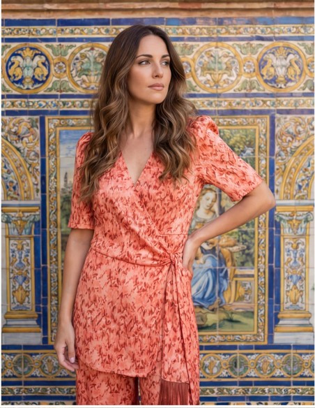 Costume veste corail imprimé avec ceinture frangée