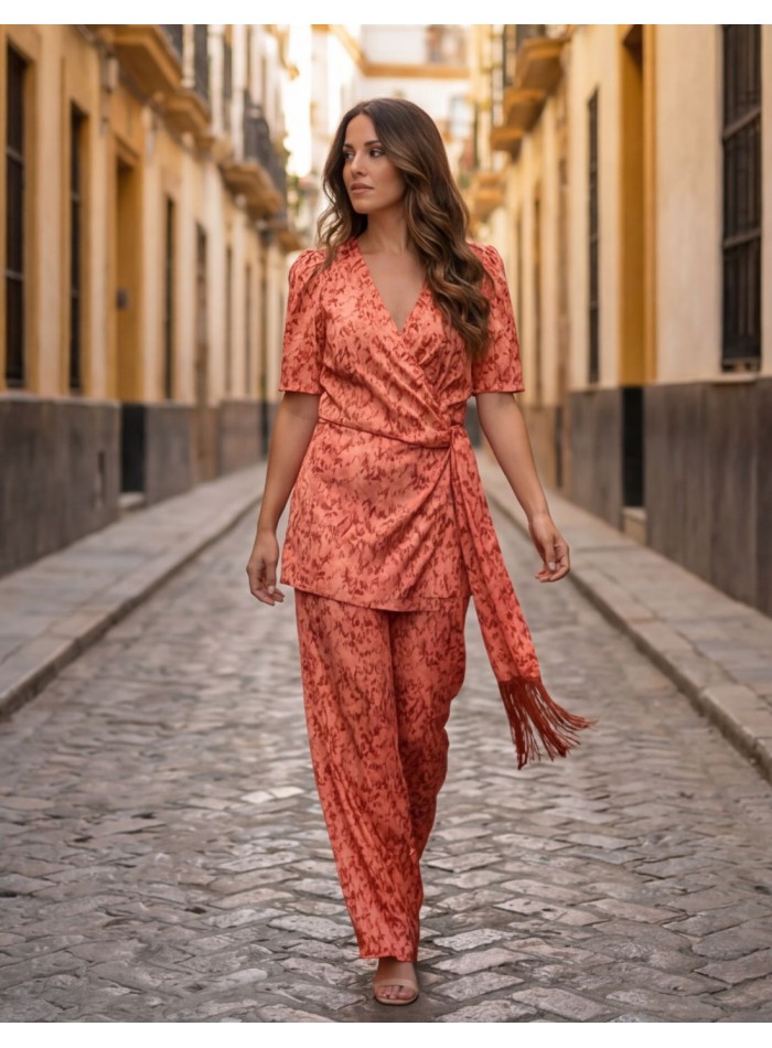 Traje de chaqueta coral estampado con cinturón de flecos