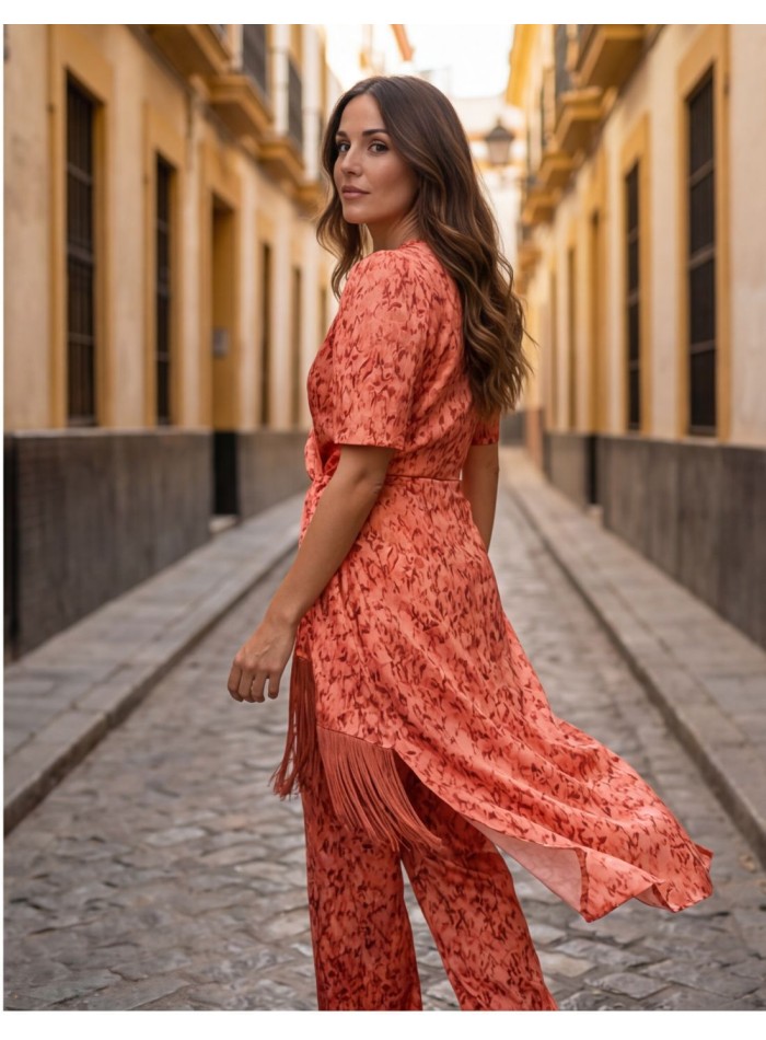 Traje de chaqueta coral estampado con cinturón de flecos