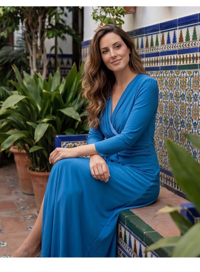 Vestido midi azul con escote en pico y detalle...
