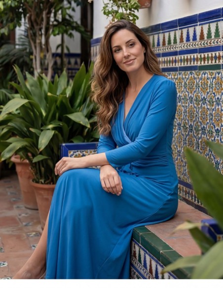 Vestido midi azul con escote en pico y detalle en cintura