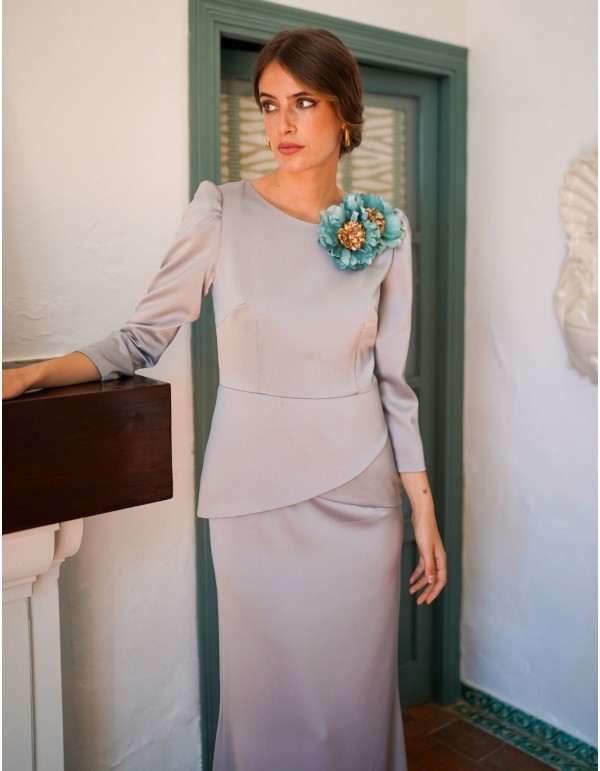 Vestido largo gris en tejido satinado con detalle de flor