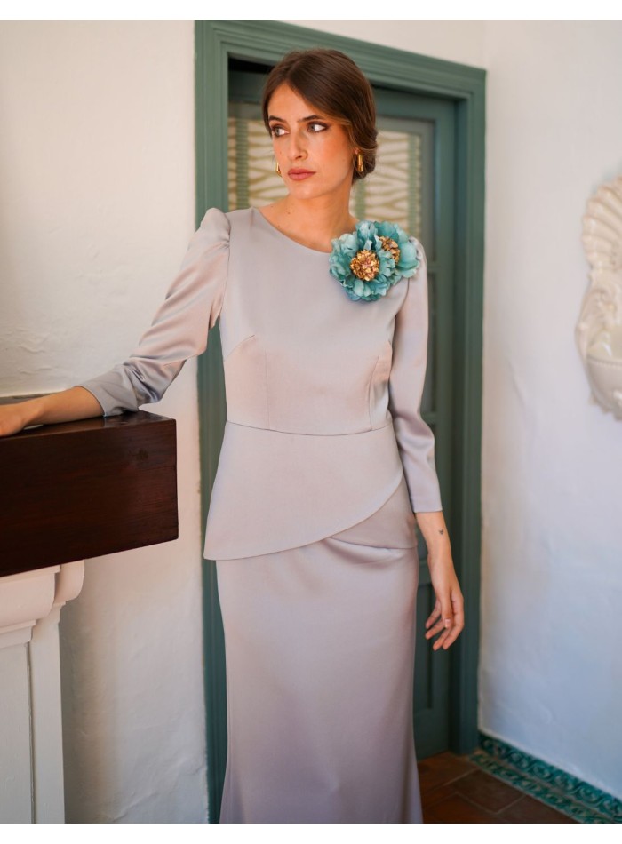 Vestido largo gris en tejido satinado con...