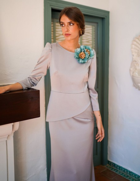 Long gray dress in satin fabric with flower details