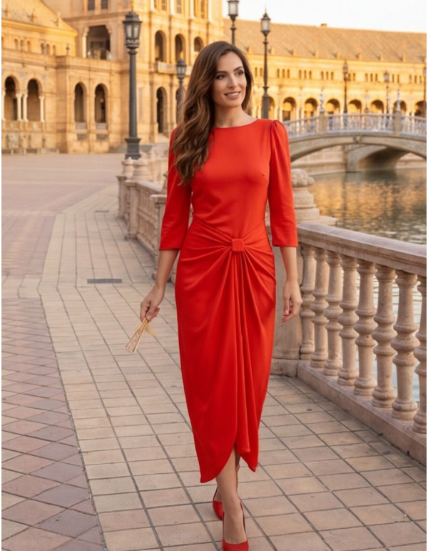 Vestido midi rojo con detalle de nudo para invitada