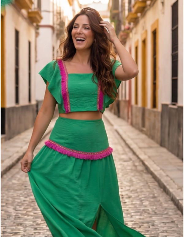Conjunto de dos piezas verde con detalles rosas y falda... 2