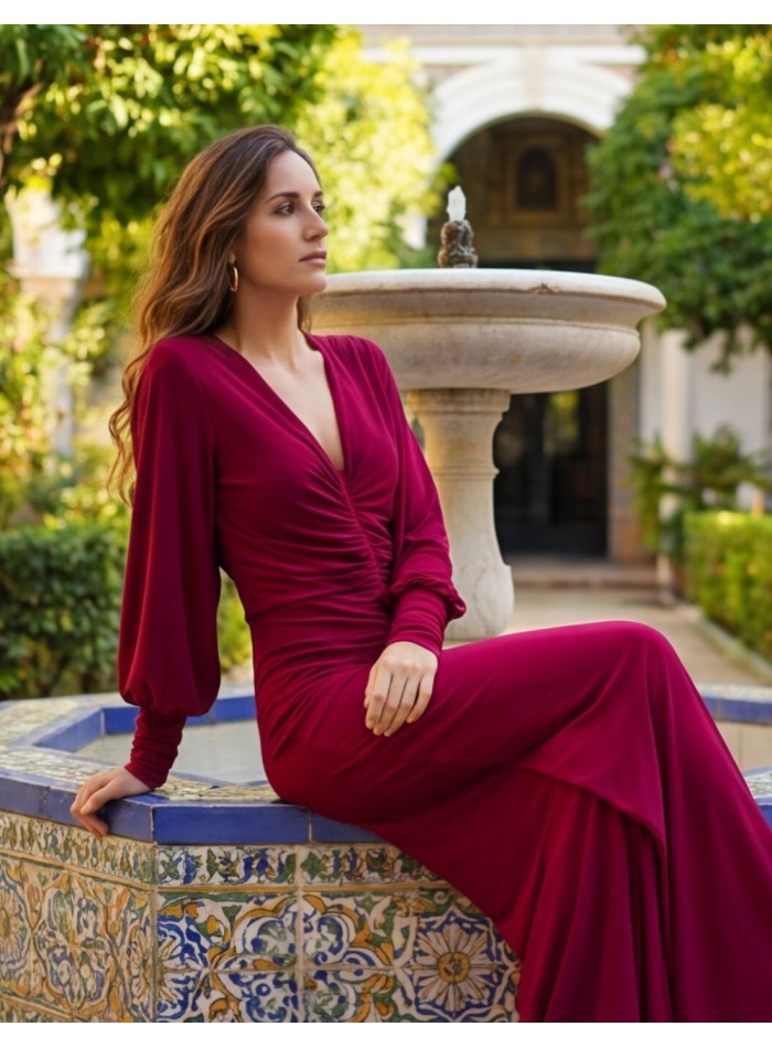 Mono elegante para invitada con drapeados y...