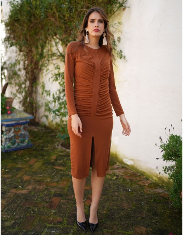 Vestido midi color caldera con fruncido central