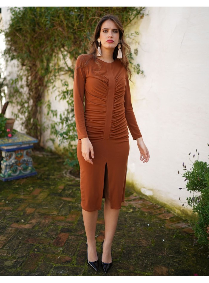 Vestido midi color caldera con fruncido central
