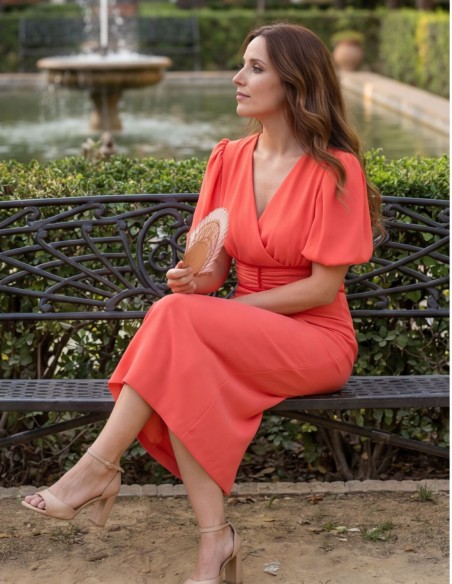 Vestido midi para invitada con mangas abullonadas y detalle en cintura