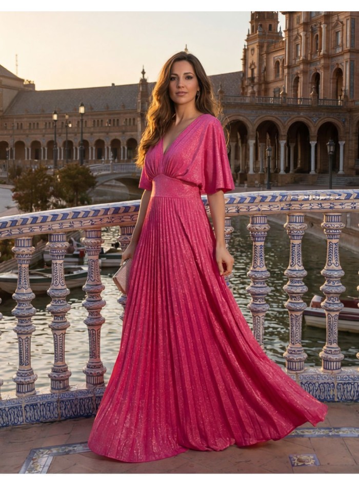 Vestido largo fucsia de tejido brillante con...