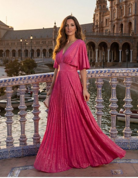 Vestido largo fucsia de tejido brillante con corte imperio