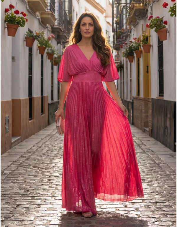 Vestido largo fucsia de tejido brillante con corte imperio 2