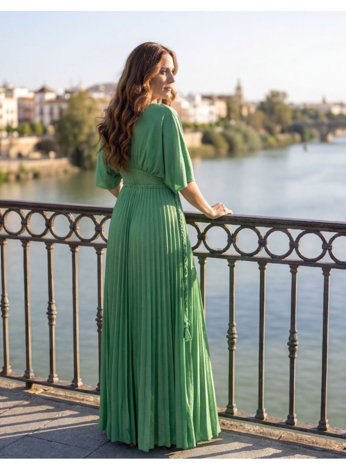 Vestido largo verde de tejido brillante con corte imperio