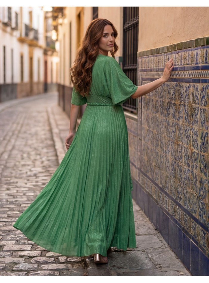 Vestido largo verde de tejido brillante con corte imperio