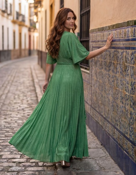 Robe longue verte en tissu brillant avec une coupe empire
