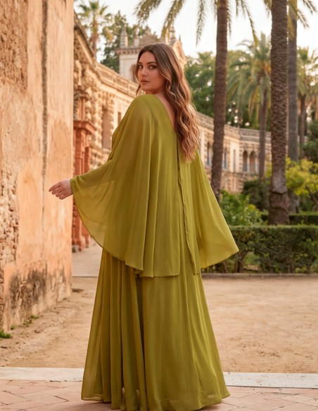 Oversize olive dress with cape sleeves: sophisticated elegance for guests