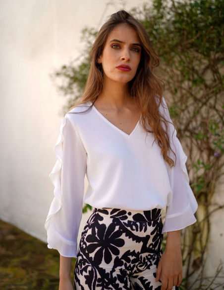Blouse with V-neckline and long sleeves with ruffles