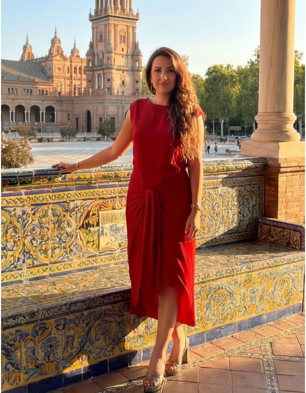 Vestido midi rojo con detalle de nudo en la cintura 2