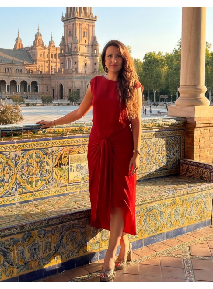 Robe midi rouge avec nœud à la taille