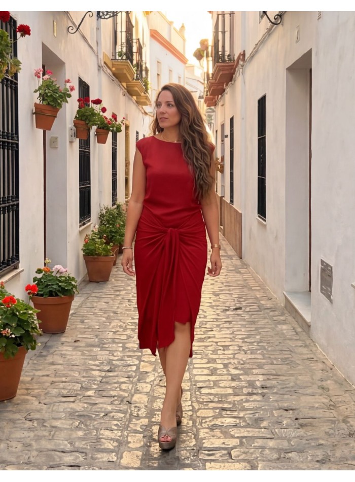 Robe midi rouge avec nœud à la taille